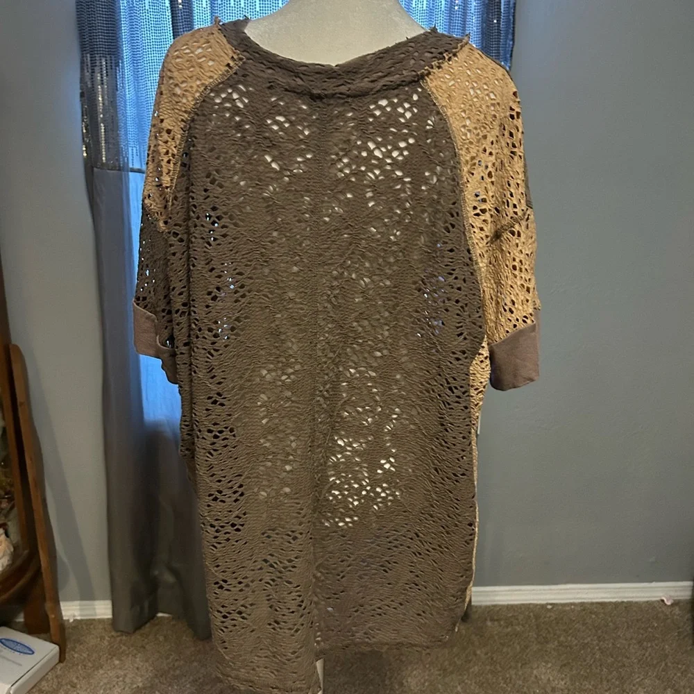 Mystree Two-Tone Crochet Short Sleeve Top in Tan and Brown - Picture 5 of 7